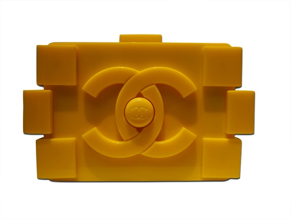YesWeTrend- clutch de metacrilato Lego de Chanel